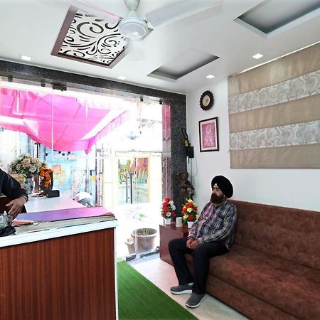 Hotel Toto International Dx Nuova Delhi Esterno foto